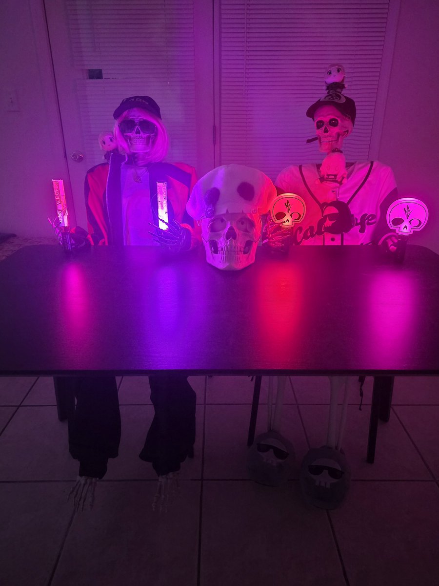 XG3_17's tweet photo. Guests coming over will 100% love the deadbeat drip for Holo-ween! #callilust https://t.co/3eZXvDT4HE