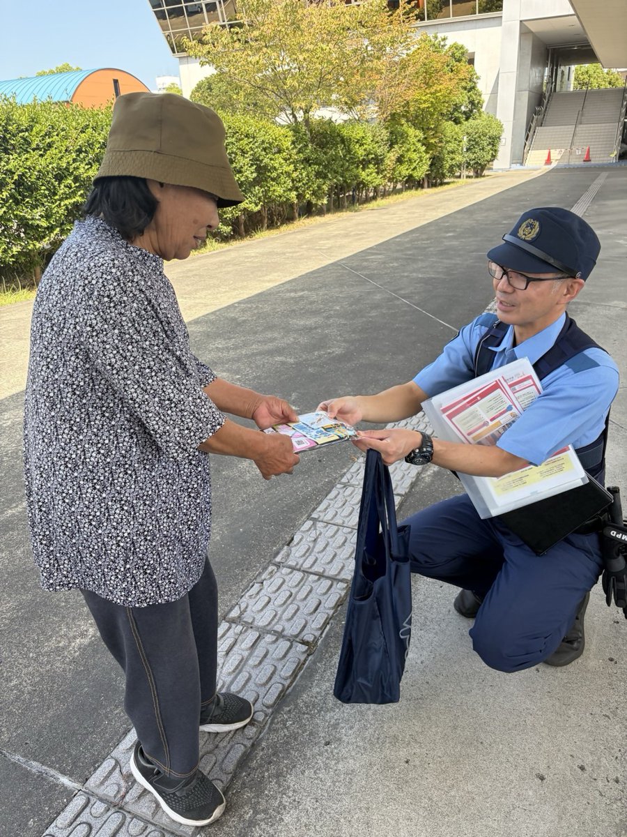 MPD_yokushi's tweet photo. 令和８年熊本地震の被災地に派遣中の警視庁きずな隊（第二次部隊）は、避難所訪問などを通じた被災者の悩み・困りごとの聞き取りや防犯指導をはじめ、夜間における車中泊者への声掛け、被災地域でのパトロール活動に従事しました。 https://t.co/n1TD25HFxd