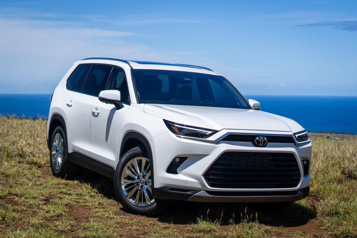 CarGurus's tweet photo. Value for money is crucial for family car buyers, so we rounded up the best new and used family vehicles under $35,000 in 2026, including three-row SUVs, minivans and even pickups. https://t.co/Q5aXadOOLH #babysafetymonth #ChildPassengerSafetyWeek #TheRightSeat https://t.co/5HvS8euyvR