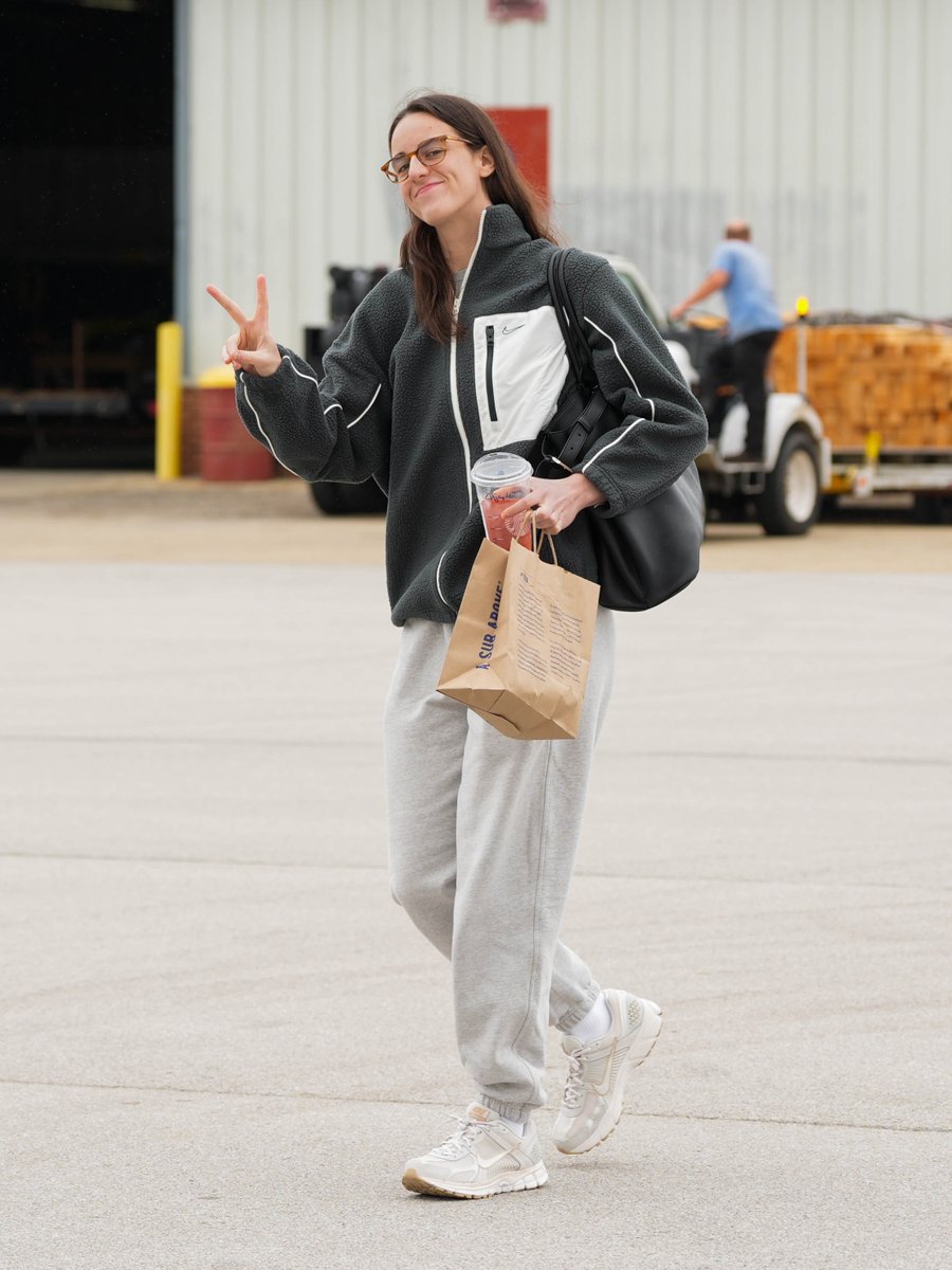 IndianaFever's tweet photo. last regular szn road trip 🛫 https://t.co/ojBEOm2uzo