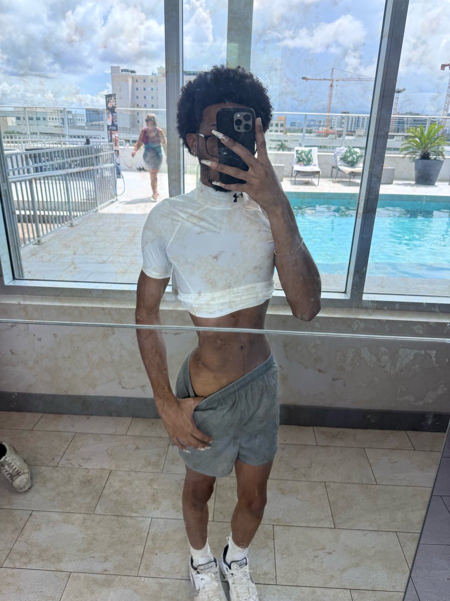 AIDENROLDANN's tweet photo. post sweat sesh 💦 https://t.co/NvwBSsvu9N