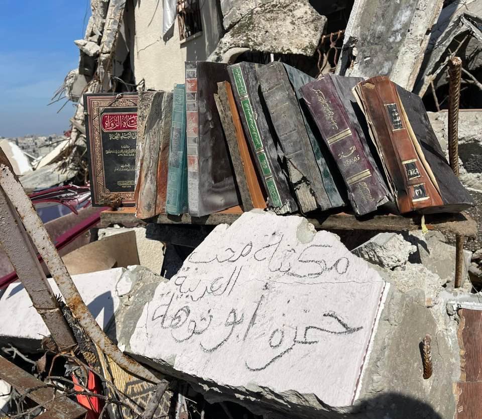 graciaalzaga's tweet photo. En Palestina están quemando libros Y PERSONAS. https://t.co/MapbyZBAah