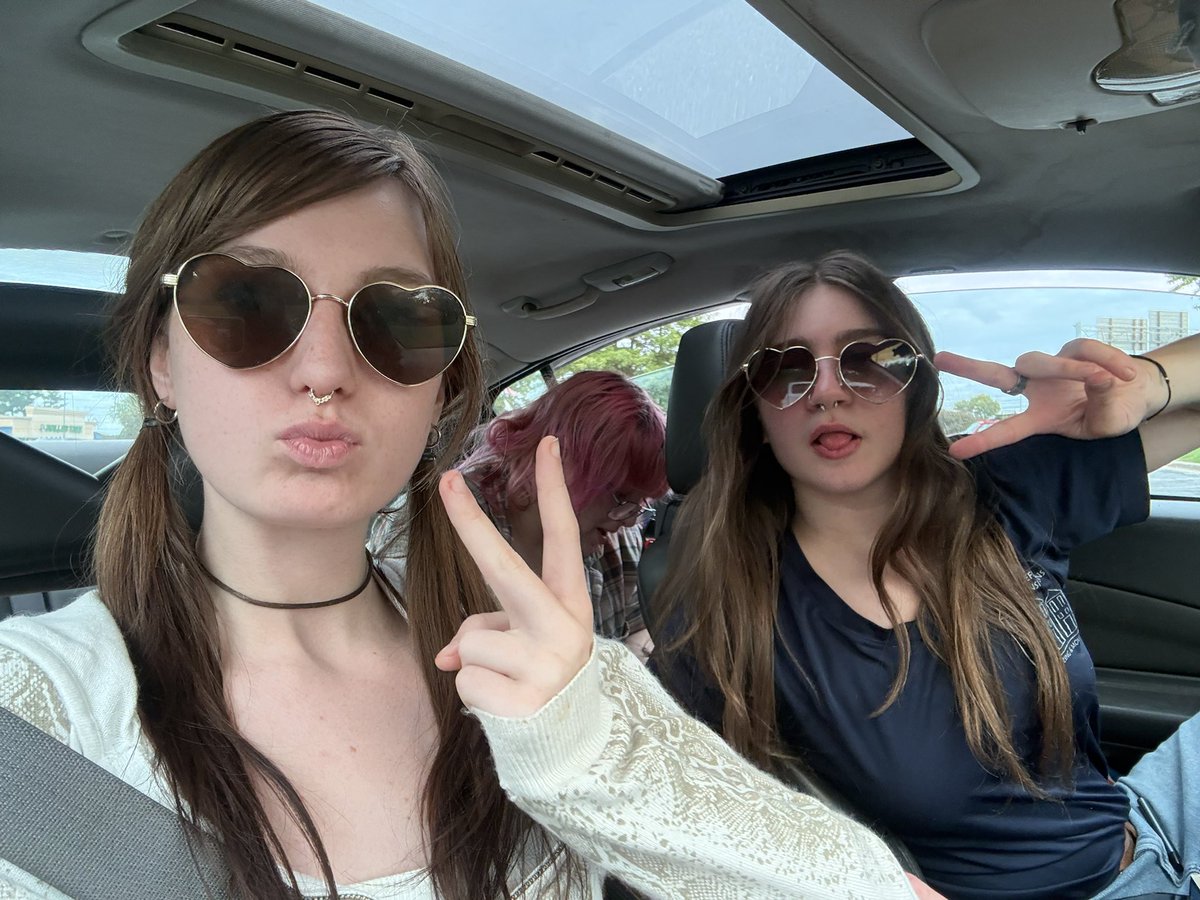 noturputhy's tweet photo. Unknowing had the same pair of sunglasses literally bestie goals lol. https://t.co/mVTJSChRzm