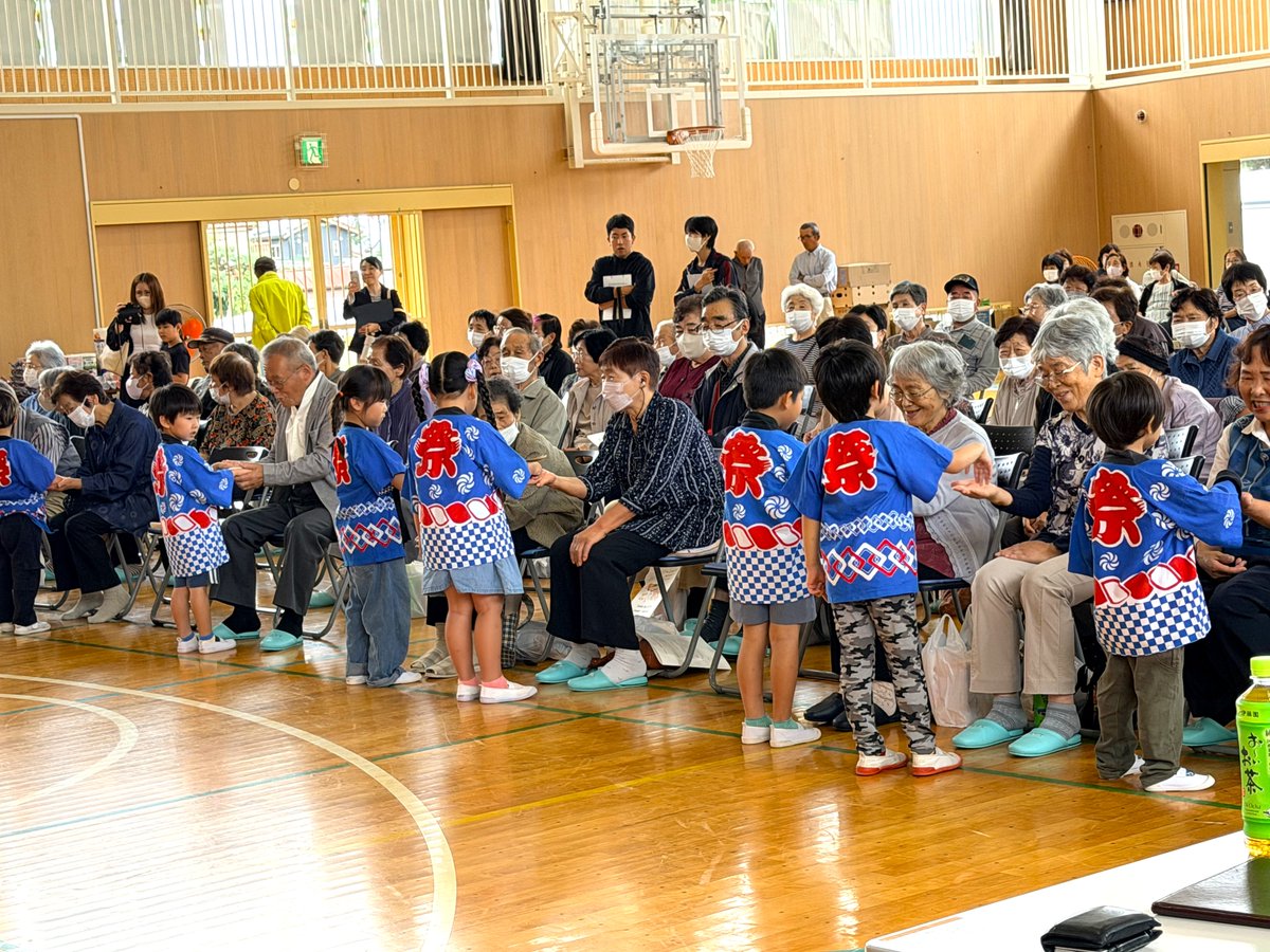 minamisomask's tweet photo. 9月19日(土)生活支援コーディネーターは『上真野地区みんなで祝う敬老会』に参加して来ました🙌
上真野地区まちづくり委員会の方が中心となり作り上げた敬老会は、上真野の子ども達の踊りや演奏、栃窪神楽など、上真野地区の魅力がたっぷり詰まった内容で、参加された皆さん笑顔で楽しまれていました😊 https://t.co/uipUAN4qEv