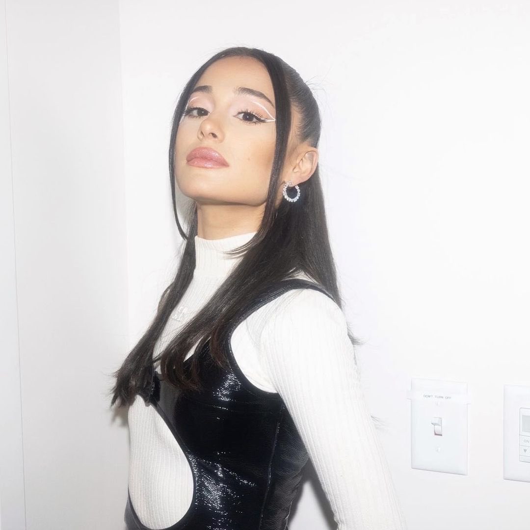 ArianaGonCharts's tweet photo. Ariana Grande obteve 6 músicas acima de 1 milhão de streams no Spotify ontem:

“hate that i made you love me” — 2,716,211
“Into You” — 1,364,297
“we can’t be friends” — 1,249,547
“petal” — 1,198,532
“Love Me Harder” — 1,130,660
“One Last Time” — 1,077,765 https://t.co/OJcd1J64aF