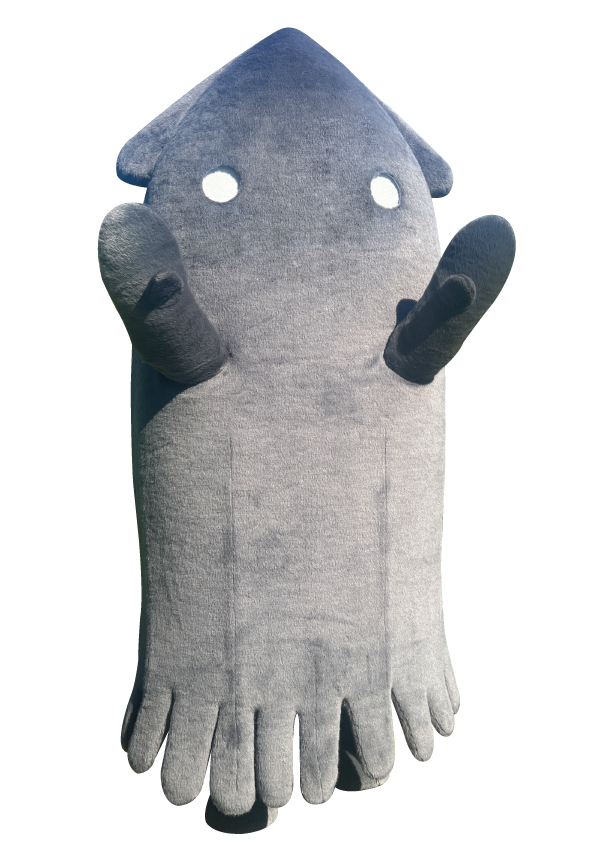 Charagp2026's tweet photo. 本日のエントリーキャラさん紹介は！

福岡県宗像市の「イカ」！
黒子スタイルで知らないうちにトラブルを解決してくれる！
「むなかたのテンちゃん」を影のように守る存在！隠れていたのに「今日イカは？」と聞かれ困惑中？！
実はモブキャラでいたいそうです！ https://t.co/rOENNqq9Jz