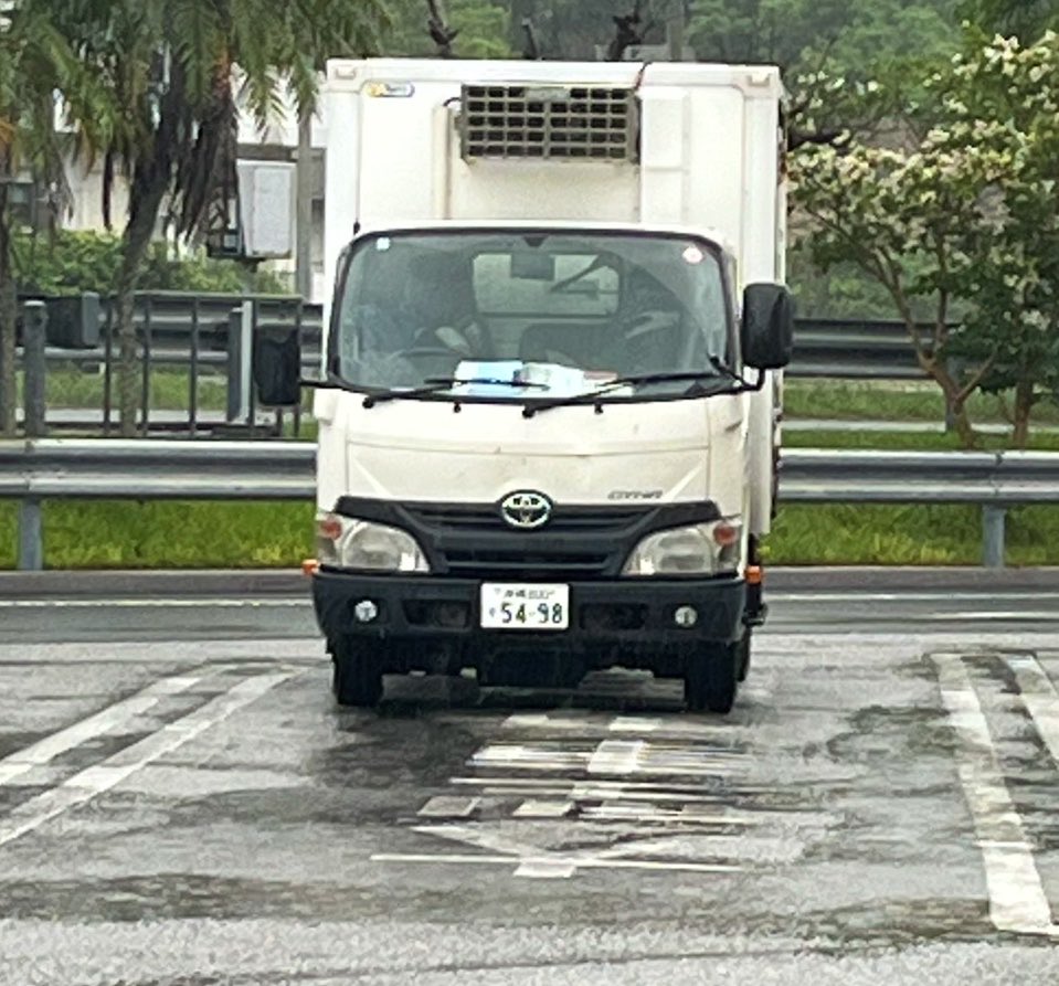 sakykky's tweet photo. 沖縄自動車道那覇向け中城PA
大型車専用駐車スペースに堂々と止める中型車両や一般小型自動車
移動お願いしても基本逆ギレか無視
ルールとマナーを守って
#NEXCO西日本
沖縄漁業共同組合
沖縄丸一食品
大洋クリーナー
#拡散RT希望 
#トイレ　#仮眠　#休憩　#出来ない
#トラブル　#過労運転　#迷惑駐車 https://t.co/HkaYxJzpu8