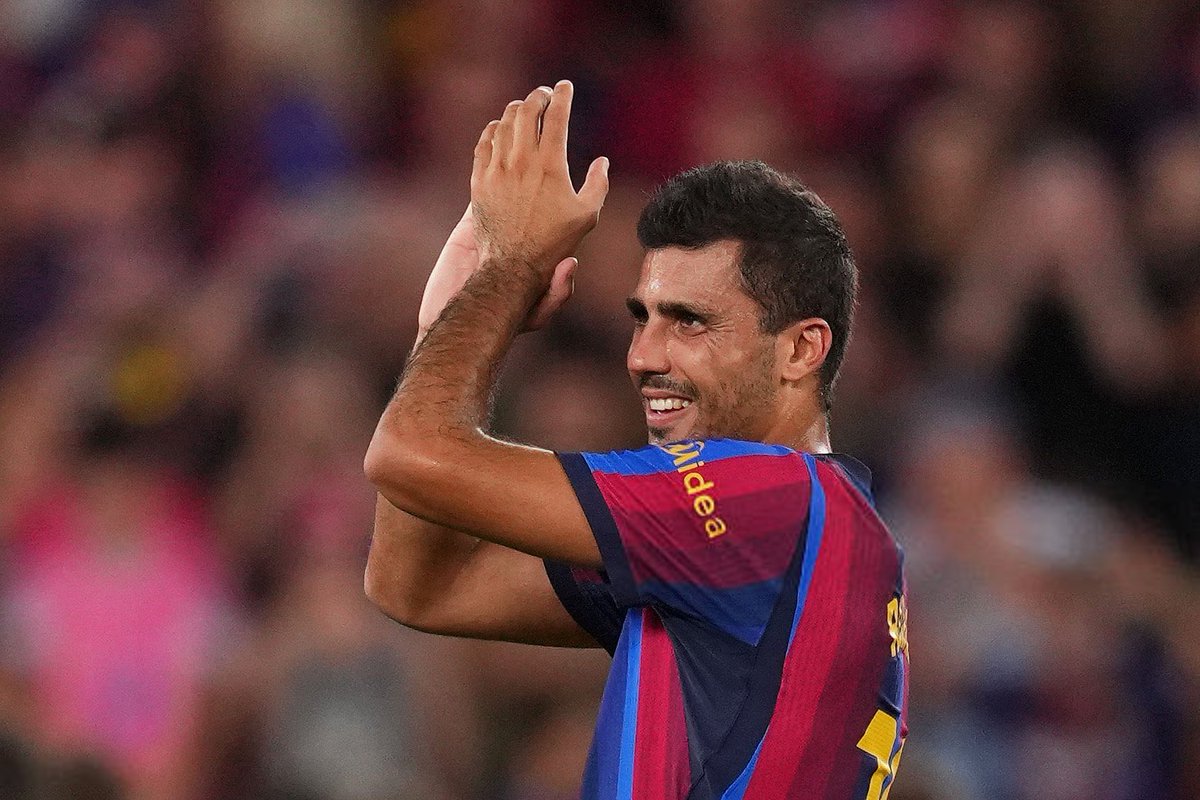 ActuFoot_'s tweet photo. 🚨🚨 RODRI 🇪🇸 EST + HYPE PAR LE MATCH DE LIGUE DES CHAMPIONS FACE AU PSG QUE LE CLASICO 😁👇

🎙️ « Qu’est-ce qui vous enthousiasme le plus en octobre : affronter le Paris Saint-Germain à Paris ou disputer le Clásico ? »

🗣️ RODRI 🇪🇸 : « Honnêtement, je découvre tout. Jouer de grands matchs de Ligue des champions avec Barcelone et disputer mon premier Clásico… ce sera UNE PREMIÈRE POUR MOI. Donc, je pense que les deux seront très spéciaux. (…)

En choisir un ? Bon, d’accord, je choisis le match à Paris. CAR ON AFFRONTE LA MEILLEURE ÉQUIPE DU MOMENT. » 🙌

🎙️ @partidazocope via @Blaugranation_
