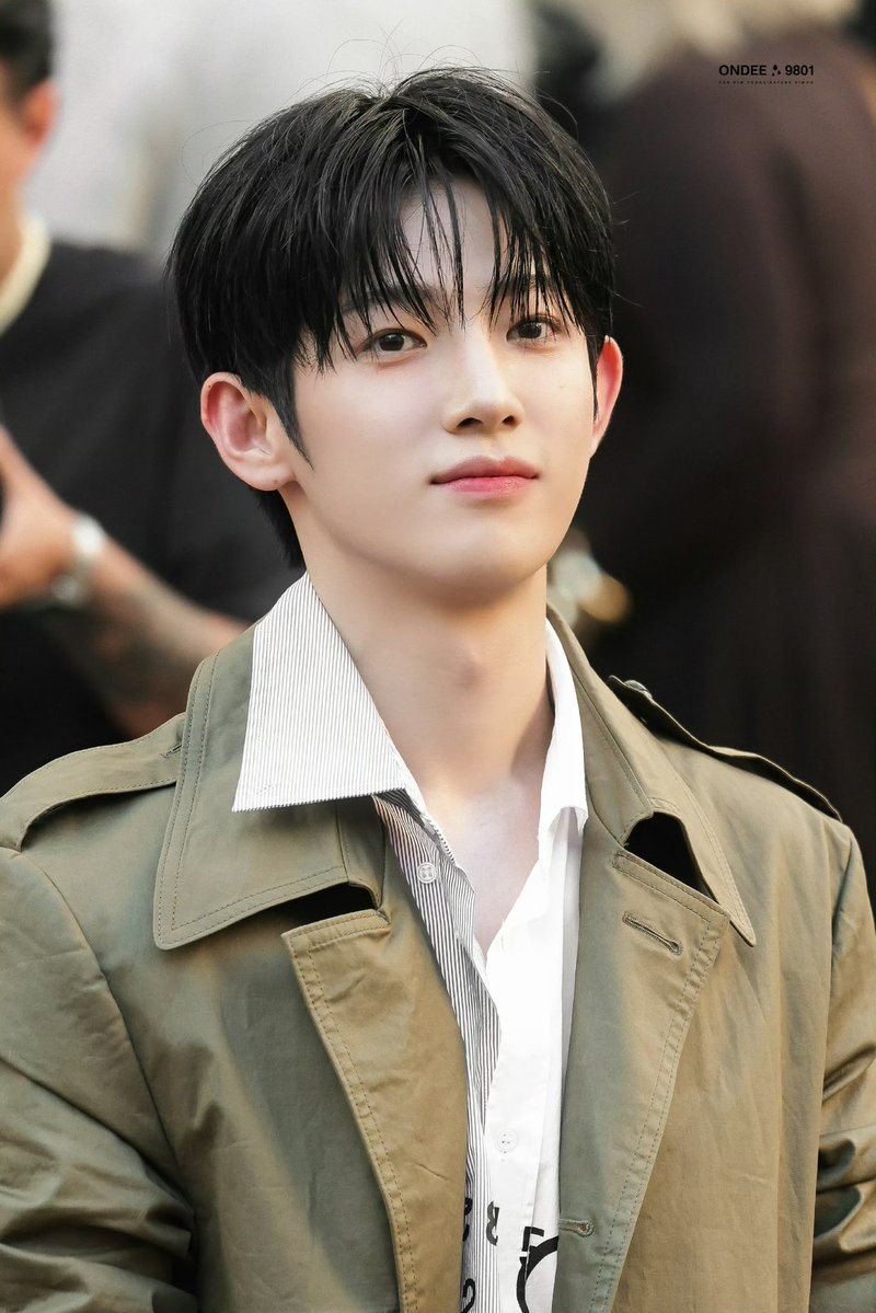 feavynut's tweet photo. Milan hoa lệ ngút ngàn,
Siwoo vừa bước, cả màn hình rung rinh.

SIWOO MILAN FASHION WEEK SS27

#PARKSIWOOxMM6
#PARKSIWOOMFWSS27 https://t.co/PtDyce9I7D