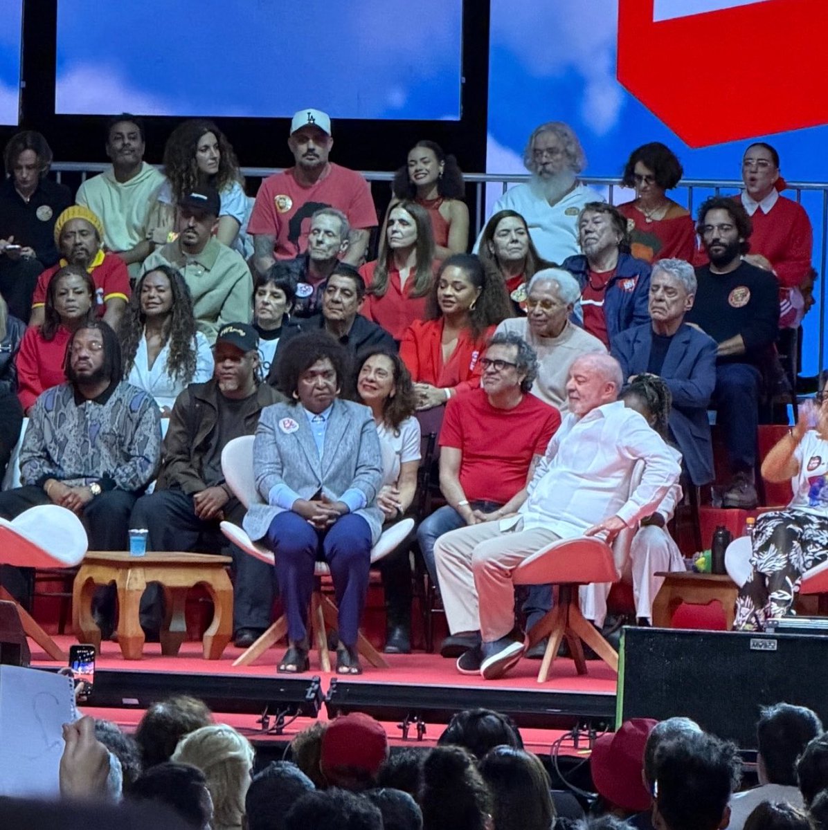 RapMais's tweet photo. 🚨 BK’ MARCA PRESENÇA EM ATO DE LULA COM GRANDES NOMES DA MÚSICA BRASILEIRA NO RIO

O rapper esteve, em encontro de campanha de Lula com artistas e representantes da cultura no Rio. Durante o evento, o presidente defendeu tornar políticas culturais mais permanentes por meio de uma mudança constitucional.