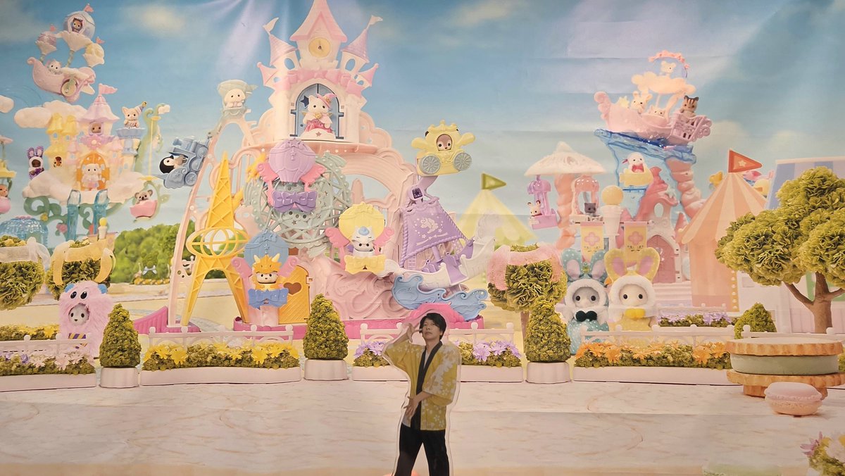 cmroopy's tweet photo. ハーベストの丘、アクスタも映えますね🥰メルヘンと櫓の高低差w https://t.co/5oUDn4deNB