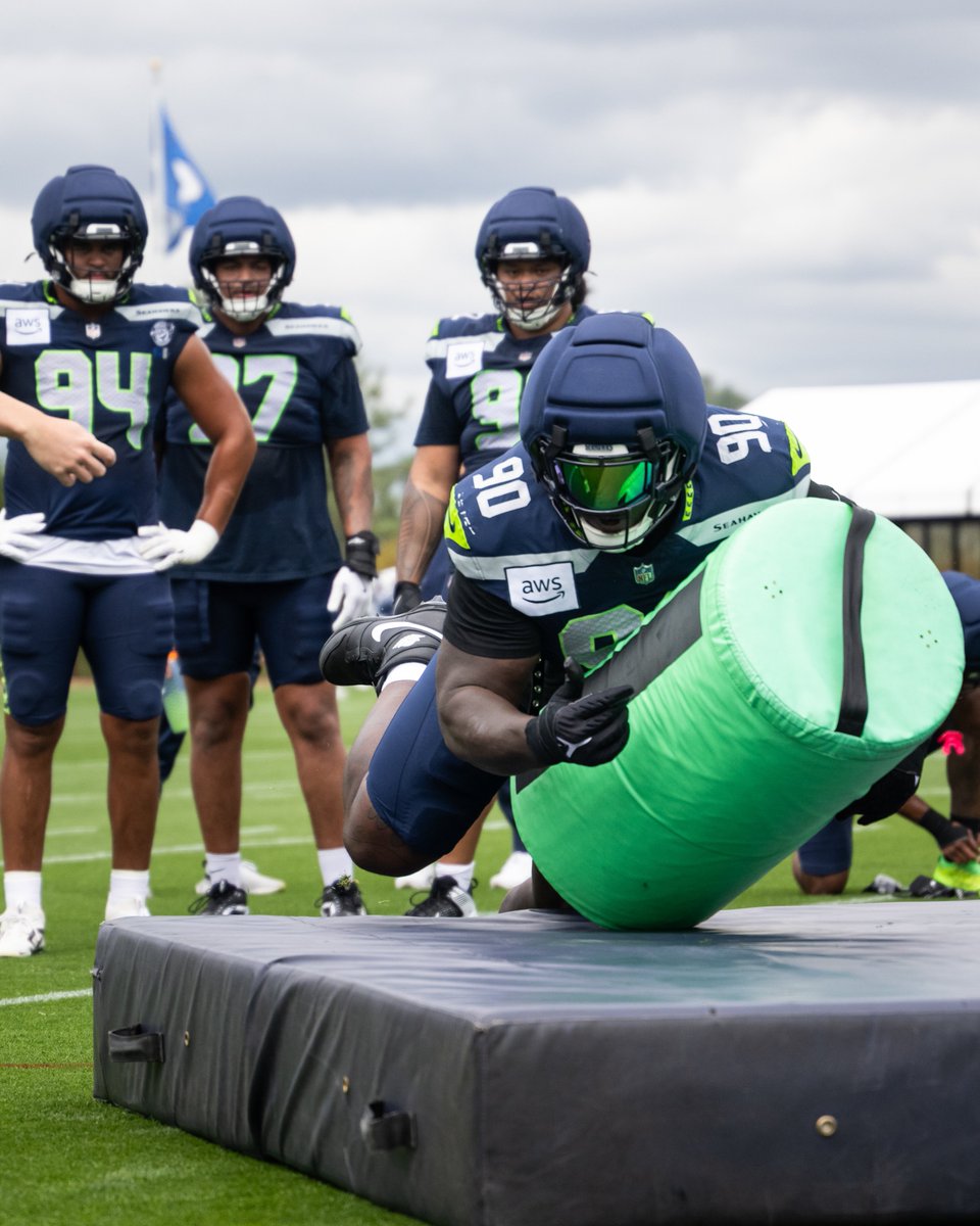 Seahawks's tweet photo. Wednesday work 💪

More photos » https://t.co/u3QKgVozCq https://t.co/dAnC7Vdt1V
