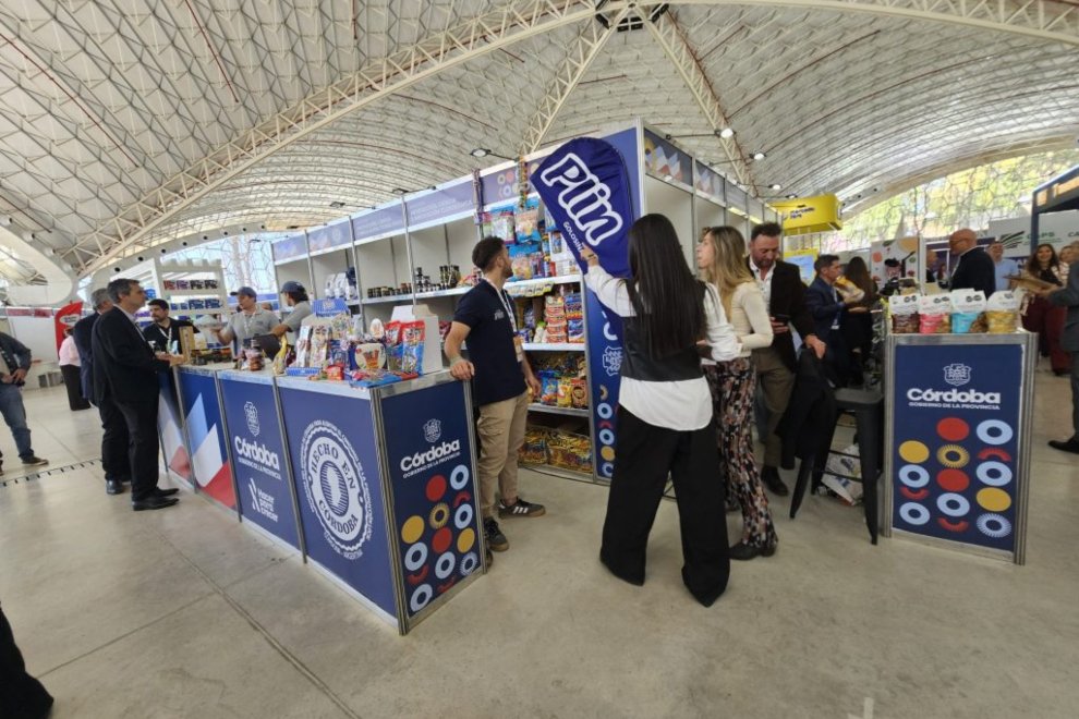 gobdecordoba's tweet photo. 🤩 Comenzaron las 44° Jornadas de Supermercadismo Argentino e Iberoamericano en #Córdoba.

🙌 Se extenderán hasta este jueves, con una agenda que incluye exposición comercial, conferencias, paneles, workshops y una Ronda de Negocios.

👉 En esta edición, acompañamos la participación de 28 marcas cordobesas, que cuentan con dos stands para exhibir sus productos, generar contactos comerciales y participar de la Ronda de Negocios con supermercados, autoservicios y potenciales compradores.

🚀 La participación provincial busca visibilizar la producción cordobesa, fortalecer vínculos comerciales y generar nuevas oportunidades de mercado para empresas de la provincia.

Más info 🔗 https://t.co/nAJY1gK66a

#HacerParaCrecer
