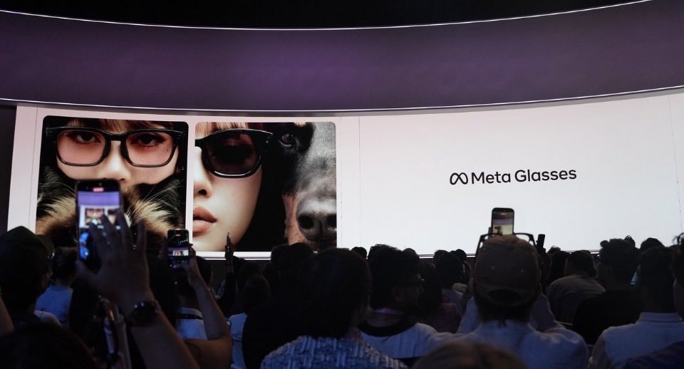 godislaIisa's tweet photo. DEFINITELY buying LISA’s Meta Glasses. Take my money already 💵 🔥 https://t.co/4FI7CSPYUc