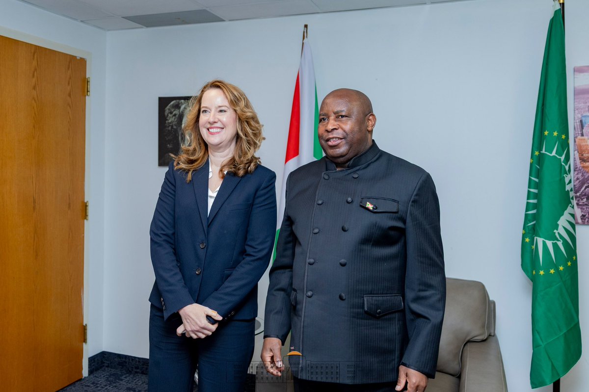 NtareHouse's tweet photo. Le Président de la République, S.E. Évariste Ndayishimiye, a reçu en audience une délégation de l’Organisation internationale pour les migrations (OIM), conduite par sa Directrice générale, Mme Amy Pope.

Le Chef de l’État a appelé l’OIM à accompagner le Burundi dans la mise en œuvre de la Vision Burundi 2040-2060, en vue d’offrir davantage d’opportunités à la jeunesse et de juguler ainsi les flux migratoires.