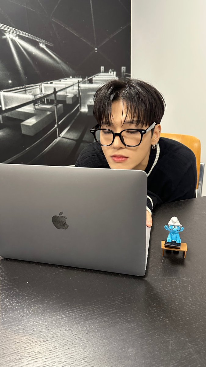 Mi100799's tweet photo. Asi estoy leyendo y dando mg a todos los tweets guarangos sobre Bangchan https://t.co/0LbUyei4YY