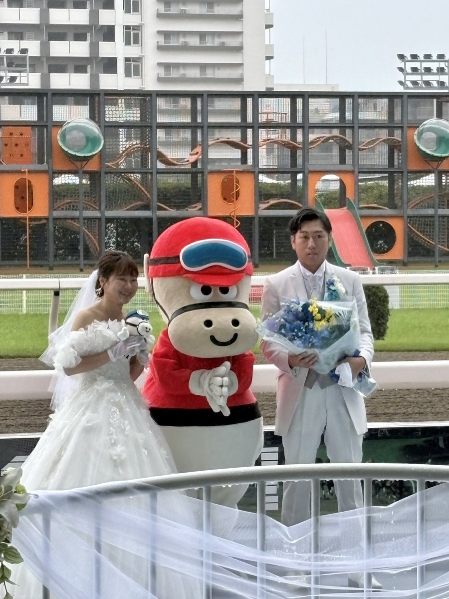 kawasaki_nikko's tweet photo. おはようございます😊

昨日は、川崎日航ホテルと川崎競馬場の地域コラボレーション企画として、川崎競馬場で1組限定の結婚式が行われました👰🤵🐴💕

マスコットキャラクターのカツマルくんも、お祝いに駆けつけてくれましたよ🤭💐

ここでしか叶えられない、とっても素敵な一日となりました🥰

 #川崎競馬場  #競馬場ウエディング  #地域コラボレーション