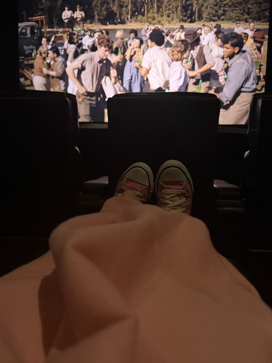 tnybite's tweet photo. im at da movie theater https://t.co/y5SJRnP7Vu