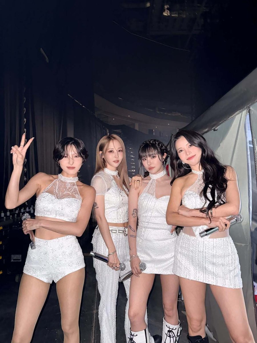 DragonKazoo77's tweet photo. 260923 📰 [NEWS] "As Expected, the Pillar of Believe-and-Listen-to MAMAMOO"… Solar's Leadership Driving the '4WARD' World Tour

🔗https://t.co/tVJItWw84J
🔗https://t.co/Z3l36l1u5d
🔗https://t.co/G7QEwcbBBX

"Solar's presence stood out in the world tour rehearsal footage released through MAMAMOO's official YouTube channel. In addition to overseeing the overall stage composition, she coordinated stage formations with the members and actively shared her opinions on finer details, helping raise the overall quality of the performance."

"Once she steps onto the stage, she returns to her main role. With her signature powerful vocals and energetic performance, Solar leads the show while keeping the group centered so that Moonbyul, Wheein, and Hwasa can each fully showcase their own individual colors. The chemistry built over many years together has once again been evident throughout this tour."

#SOLAR #솔라 #MAMAMOO #마마무 @RBW_MAMAMOO