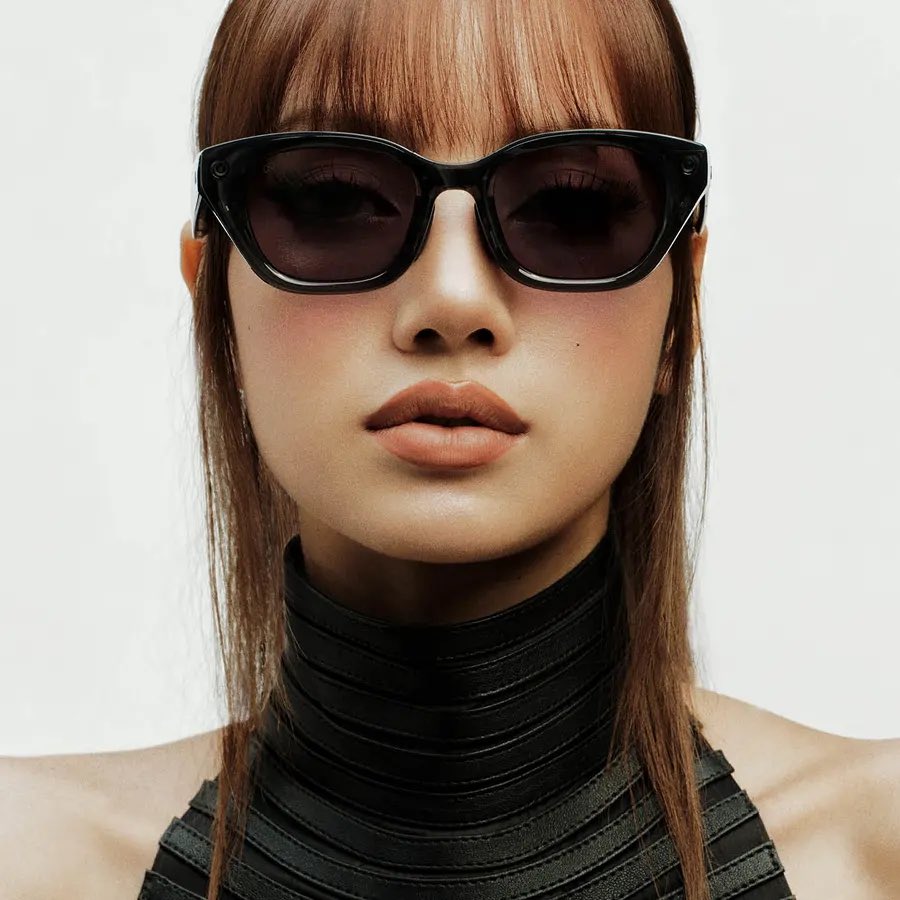 clssource's tweet photo. LISA with LOVE and LILY for Meta✨

(Glasses designed by her)
#LISA #리사 #LALISA @wearelloud https://t.co/M05sQXVZv9