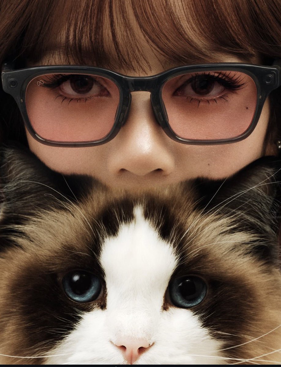 clssource's tweet photo. LISA with LOVE and LILY for Meta✨

(Glasses designed by her)
#LISA #리사 #LALISA @wearelloud https://t.co/M05sQXVZv9