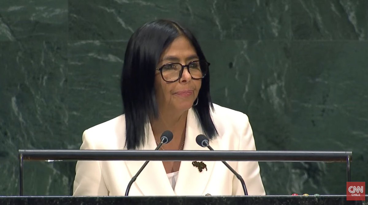 NituPerez's tweet photo. De desafiante a controlada, de confrontacional a la paz mundial, de bruja a Hada Madrina, de villana a protagonista.  El cambio de personaje no cambia la historia. https://t.co/wmtYXUMmn1