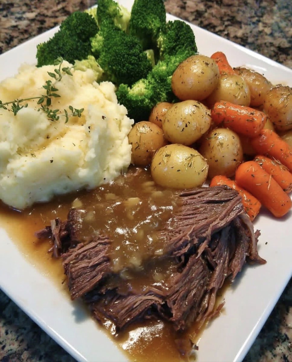 FoodPleaser's tweet photo. Pot Roast Dinner 🥘 https://t.co/UwRBDMmNVH