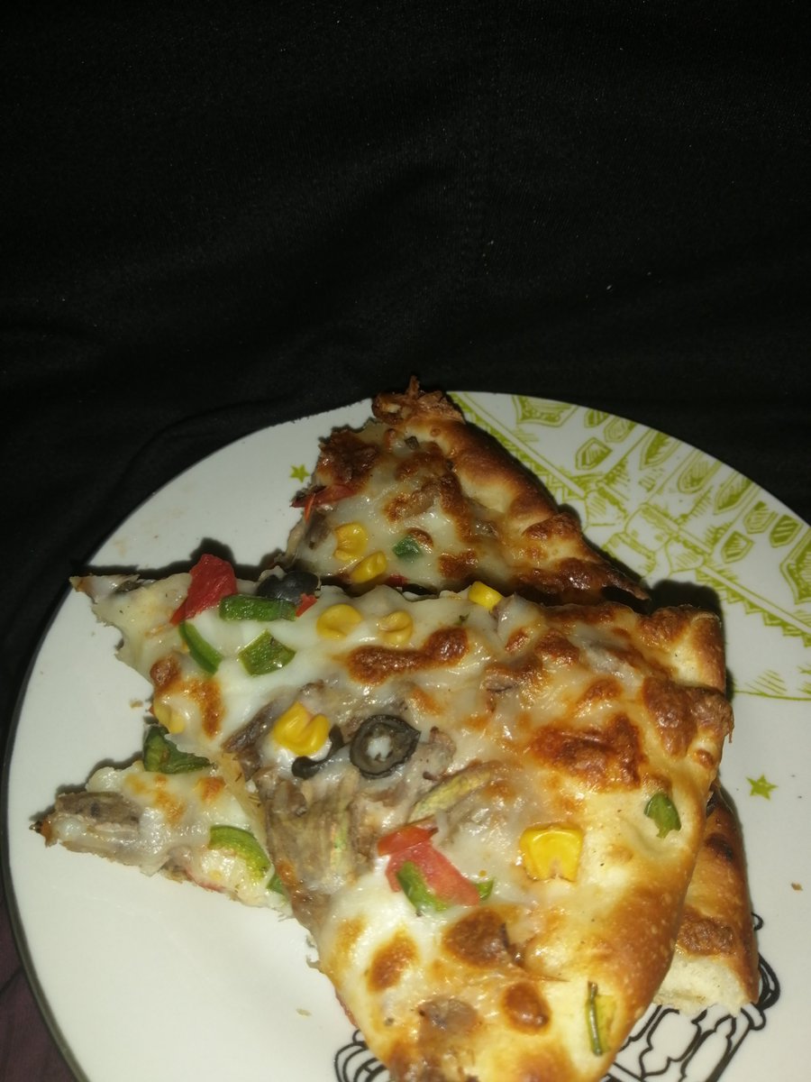 mrda17008's tweet photo. I have a feeling that this Pizza is a little burned https://t.co/5jRfYfokP7