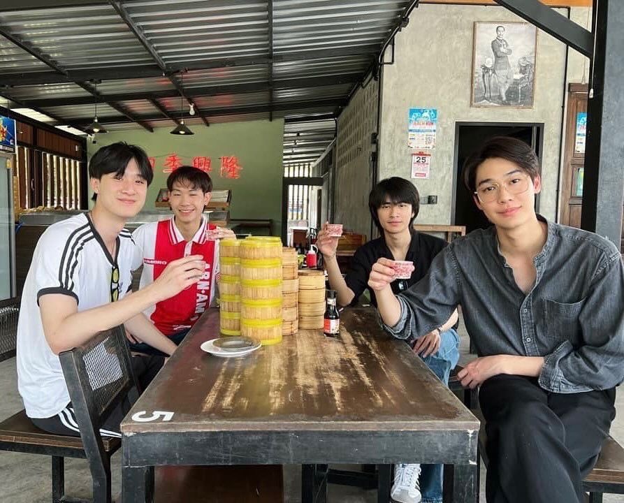 ImbunnyJ's tweet photo. 2 คนหน้า ป๊าม๊าเรามาก https://t.co/XwF3a9zDIA