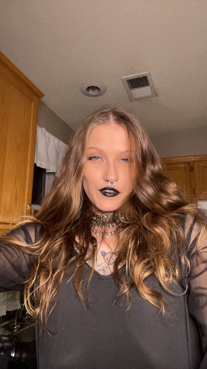 ethicalwh0re's tweet photo. Going live on OF while I shower off my day 🥰

Featuring a selfie from yesterdays makeup look 🤤 https://t.co/jOtJMIEBe7