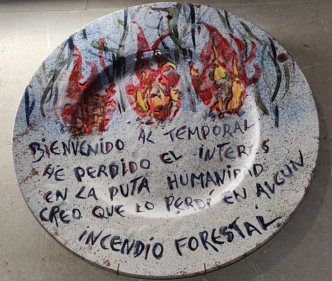 durolandia's tweet photo. Preciosa exposición de cerámicas en homenaje a Robe y Extremoduro, por alumn@s de la Escuela de Arte Rodrigo Alemán. Se puede ver en el Museo Etnográfico Textil 'Pérez Enciso' de la @DiputacionCC #Plasencia 
@Sol_Invierno @juancaraes 
#Robe Puta Humanidad 
https://t.co/FQjeCIYitn https://t.co/5bVridfFUq