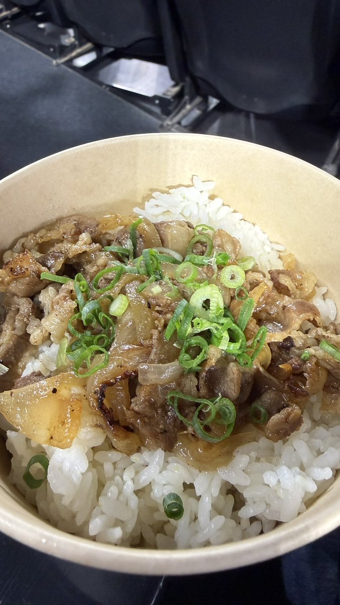 109Story's tweet photo. 昨日PayPayドームで食べたご飯。
ギータのガリバタにしようと鐡一に並んでたけど隣の肉山が並んでないし食べた事なかったので肉山へ。
写真と違いすぎてガッカリ。
←パネル写真
実際の物→ https://t.co/YiupLryzxo