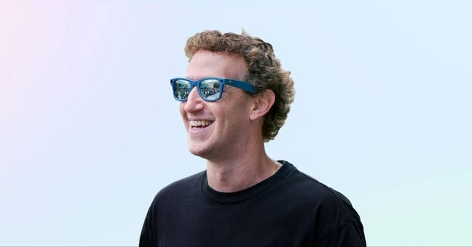 LorenzoBolsa's tweet photo. 🚨 META CONNECT 2026: $META ACABA DE MOSTRAR HACIA DÓNDE QUIERE LLEVAR TODO SU ECOSISTEMA.

Y para mí, lo más importante no fue una sola gafa.

Fue cómo empieza a conectar hardware + Muse + commerce + AI 👇

🔹 Meta VR Glasses: apenas ~100g, micro-OLED, hasta 120 Hz, Snapdragon Reality Elite y un puck externo para batería/procesamiento. Llegan en 2027 por US$1.299.

🔹 Ray-Ban Meta Audio: primeras gafas inteligentes de Meta sin cámara, desde US$349, con hasta 12h de batería.

🔹 Ray-Ban Meta Gen 3: mejor cámara, audio, batería y acceso directo a Muse.

🔹 Muse llega a los glasses y podrá ejecutar tareas mientras caminás, entrenás o mirás algo.

🔹 También podrá operar apps en Mac, tener su propio email y hacer videollamadas con avatar en tiempo real.

🔹 En commerce, Muse podrá comprar vía Shopify/PayPal y pedir comida mediante partners como DoorDash.

🔹 Meta además presentó Muse Security VM, una capa privada donde, según la compañía, ni Meta podría acceder a tus datos.

La idea cada vez está más clara:

Meta no quiere tener solo el mejor chatbot. Quiere que Muse sea la capa de inteligencia que viva dentro de sus gafas, apps y transacciones.

Y con miles de millones de usuarios ya distribuidos…

Está construyendo una nueva capa de uso diario.