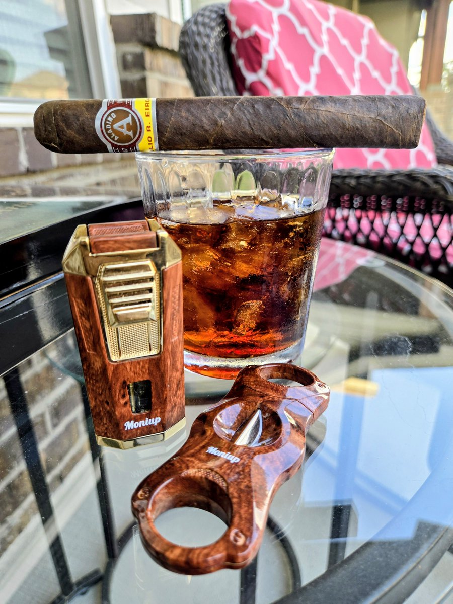 AntMan2270's tweet photo. This just might be my top choice of the month #cigar #cigarlovers #cigarshow #cigar #cigarculture https://t.co/9EtVTHPTzu