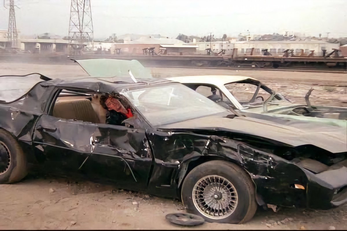 Arrieta_Bond's tweet photo. Camino al #KnightRiderDay
Mi Top 4 de las destrucciones de KITT
1.Goliath (Choque)
2.Yunk Yard Dog (Desechos)
3.Knight Of The Drones (Misiles)
4.Knight Of The Jugernaunt (Gremlins)
¿Cual seria su Top? https://t.co/y8vCm0Qfza