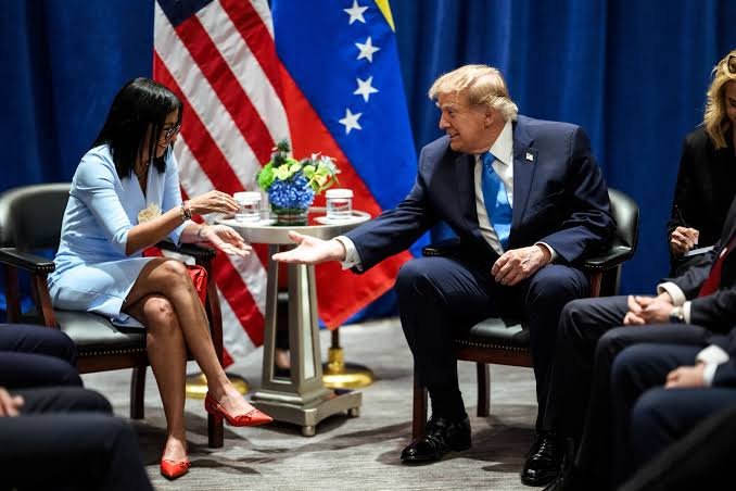Angeldelarosa30's tweet photo. #YoPensando :Donald Trump y Delcy Rodriguez se reúnen por primera vez en New York. #ONU #NewYork https://t.co/FoIkmkxZl9