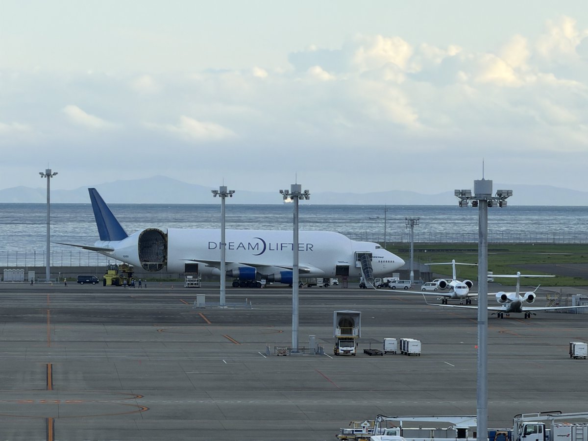 kurogomalibrary's tweet photo. iPhone18Proの実力。

同じような画角になるようにトリミングしてみた3枚。

①α7R6 + GM2 200mm APS-Cクロップ
②iPhone18Pro
③α7R6 + GM2 70mm APS-Cクロップ

どれがスマホカメラかわかりますでしょうか？
(EXIF情報残ってるかな。答えは画像テキストに)

APS-Cクロップとはいえ、α7Rなので並のフルサイズ一眼程度の画素はあるはずなのに！
iPhoneが291mm相当になってるので300mmレンズでフルサイズで勝負するべきでしょうが、撮影目的じゃなかったのでそんな何本も持ってなかった。

最新のスマホは凄い！でもでも約30万円の撮影機材と考えればある程度納得なのかな。

ちなみにドリームリフター(ボーイング747LCF)の積み込み作業の様子です。
