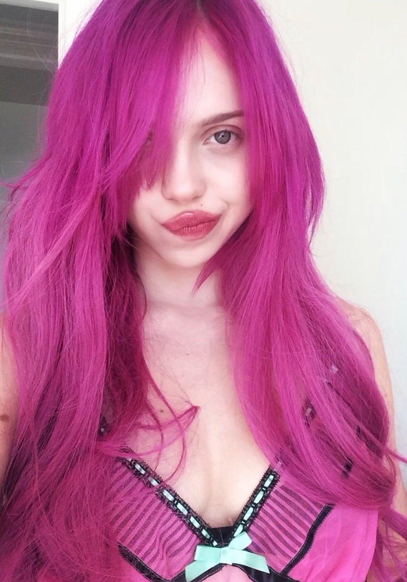 adelajergovaz's tweet photo. shes on a generational selfie run https://t.co/hxGsNGXmYB