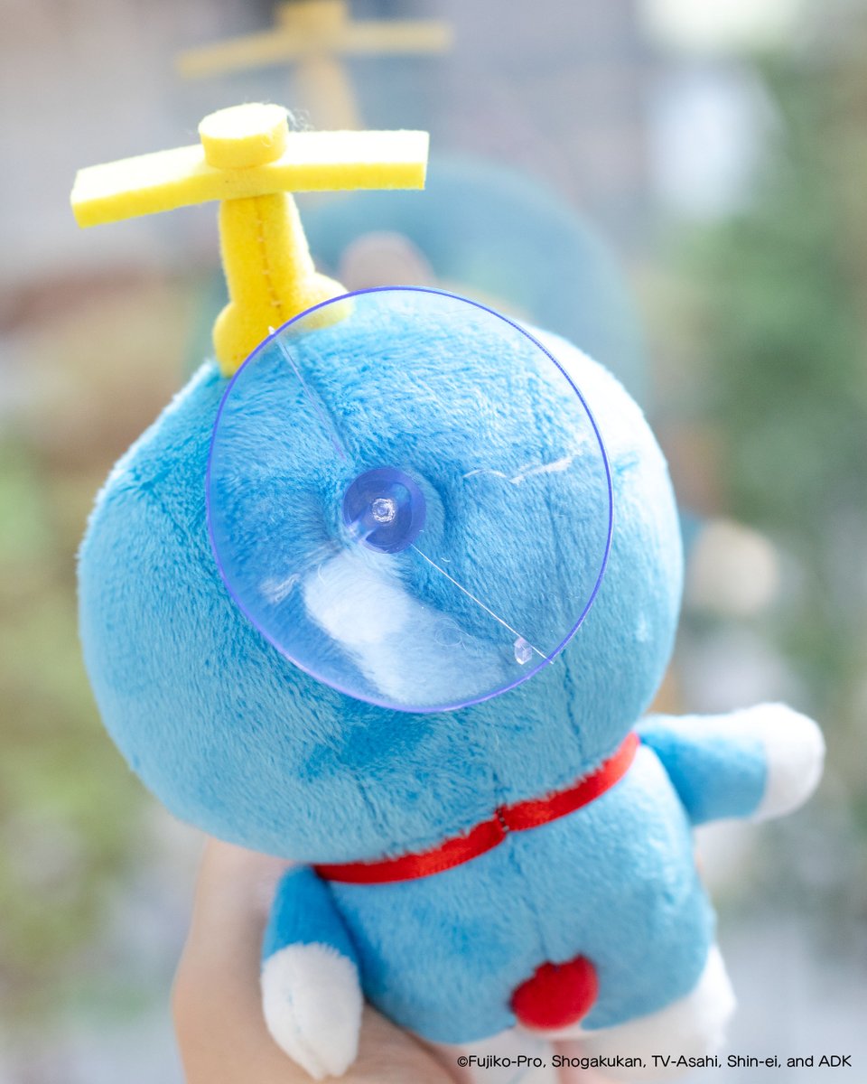 charatoru's tweet photo. ／
#ドラえもん より
くっつき吸盤ぬいぐるみが登場💙
＼

ドラえもんが本当に空を飛んでいるみたい☀️
吸盤をつかって、窓などにぬいぐるみを貼り付けて飾ることができます✨

取扱店舗はこちら🔍
🔗https://t.co/USQy0wRIlg https://t.co/LzeUsICpeG