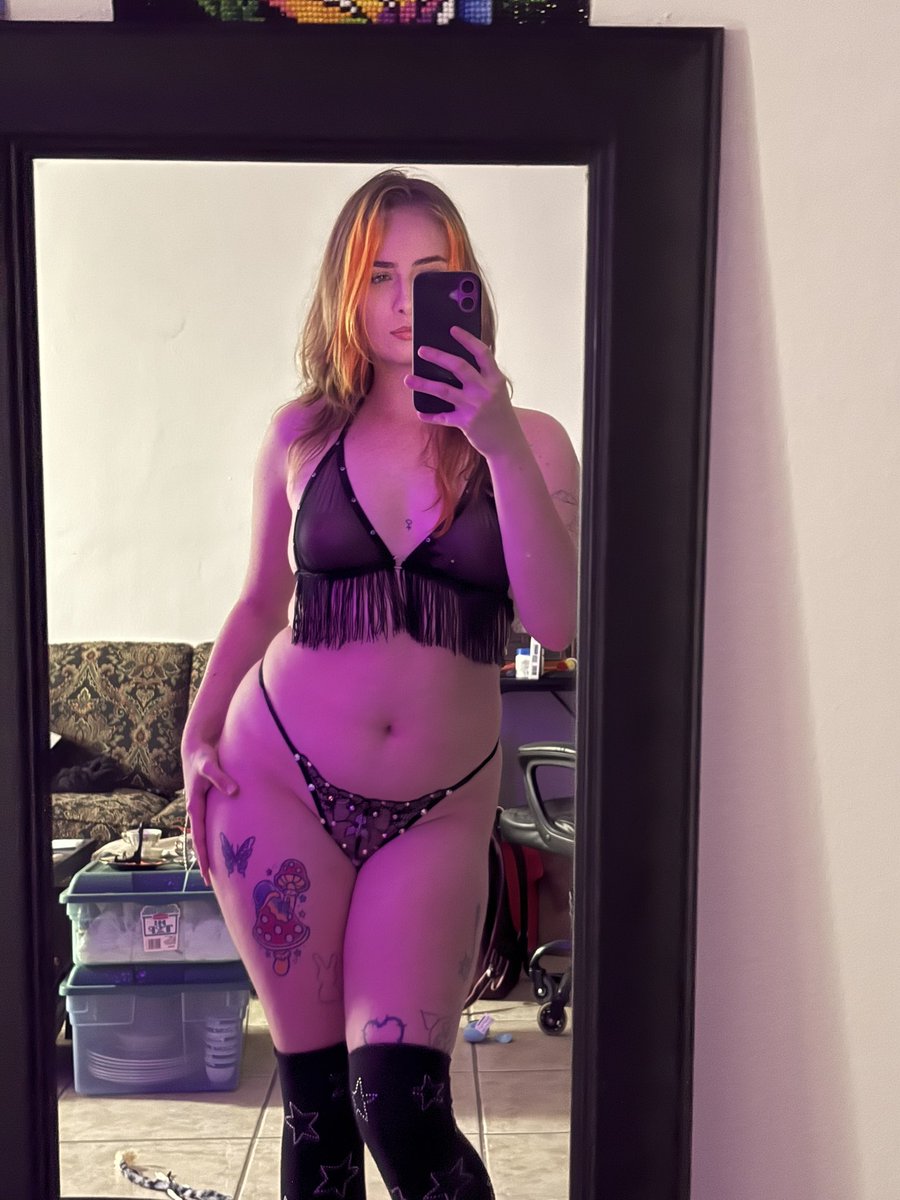 kettaqueen2002's tweet photo. Wassup drug addicts and simps that I interact with on here I love u and I’m drunk as hell hoping u all have a good night https://t.co/xEMQ93hnMx