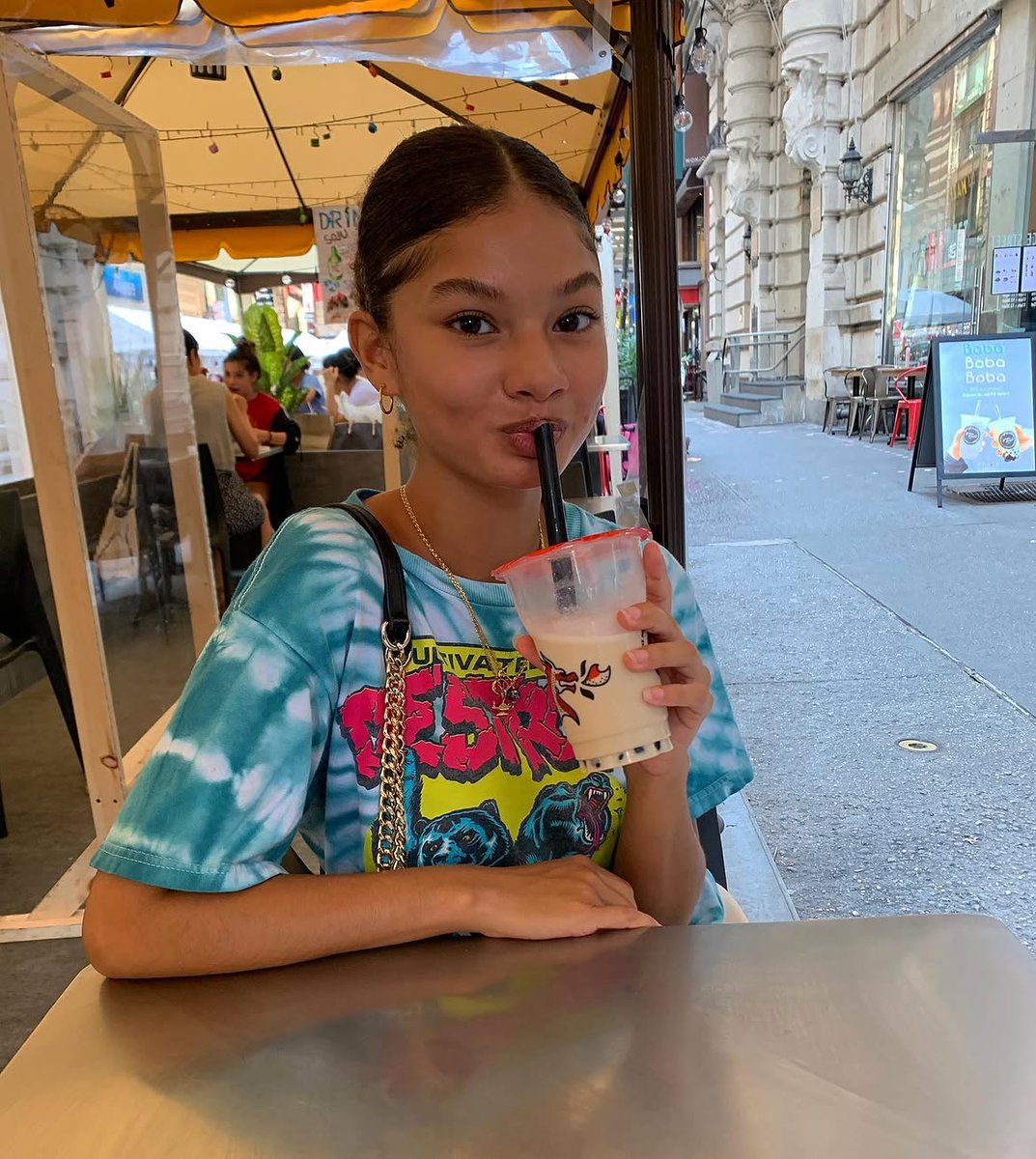 panrosier_'s tweet photo. • Nome: Pandora Rosier
• Idade: 19
• Poder: não deixar as plantas morrerem (geocinese)
• Hobbies: ler e testar penteados 
• De onde é (Cidade/País): lyon (frança)
• Comida favorita: panqueca e tortinhas que o evan faz 
• Bebida favorita: bubble tea 
• Cor favorita: verde https://t.co/lMz4tnrhQ8