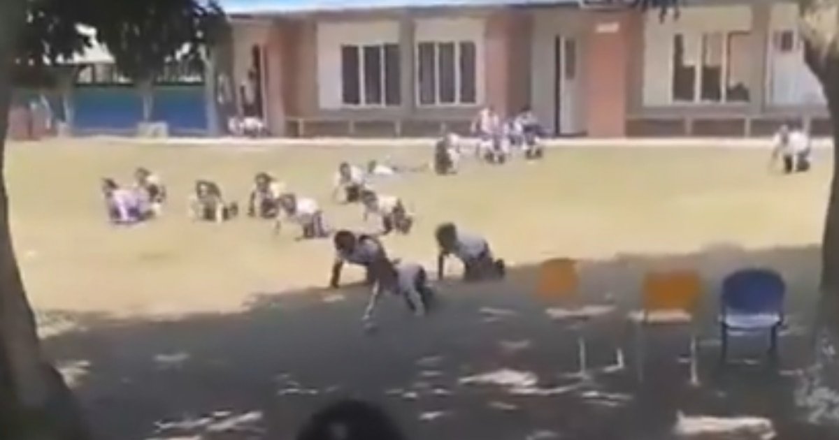 infobaecolombia's tweet photo. Video: niños del municipio de Timba, Cauca, fueron evacuados gateando en medio de combates entre el Ejército y las disidencias https://t.co/v1w6pIuAvr https://t.co/6jRuzDtsPd