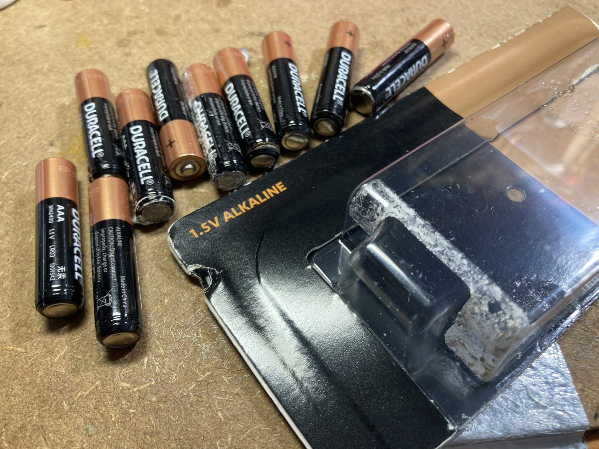 radiopench1's tweet photo. 単4の電池を交換しようとしてストックを見たら盛大に液漏れしてた。DURACELLなんて名前だけなんだね。
40本パックのなんて買わないで、ダイソーの4本入りをちびちび買うのが正解かも https://t.co/bwLo66ZEQo