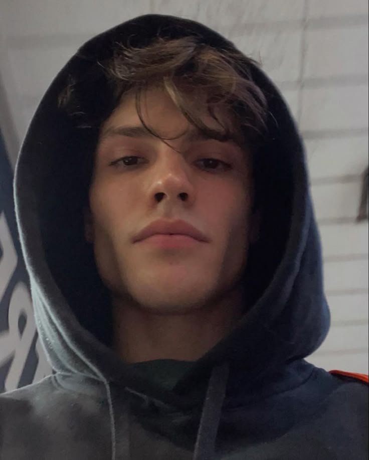 backstblack's tweet photo. • Nome: regulus arcturus 
• Idade: 19 anos
• Poder: umbracinese
• Hobbies: natação
• De onde é (Cidade/País): windsor
• Comida favorita: bife e batata frita
• Bebida favorita: vinho tinto
• Cor favorita: preto https://t.co/37Pu5xAh3M