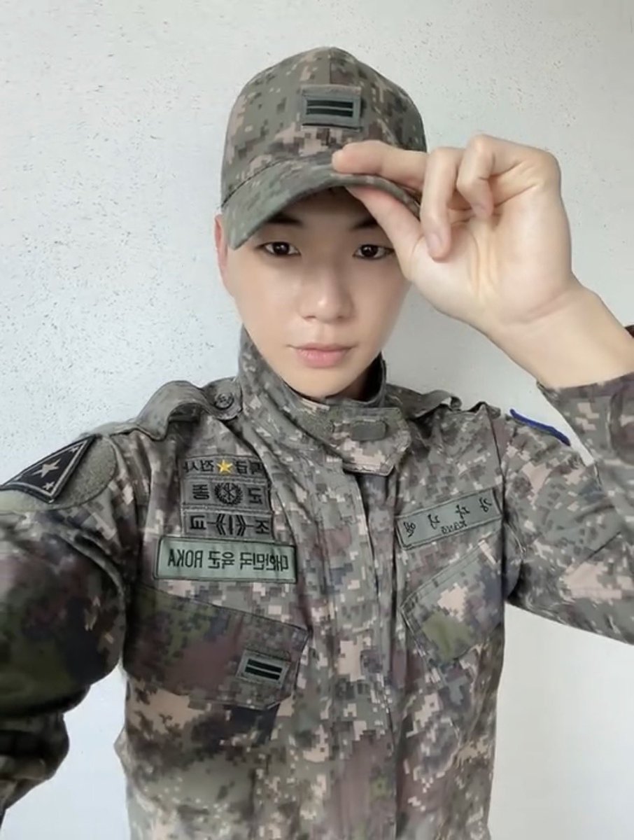 DonttouchMy__'s tweet photo. 아니 무슨 군인피부가 물광피부야;;; https://t.co/n1slX6vk2W