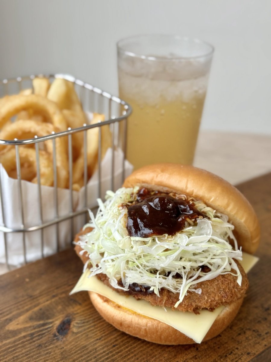 mos_burger's tweet photo. おいしそうに撮れたので皆さんに共有しますっ🫶🏻📸
メンチカツチーズバーガー ～デミグラスソース～ですっ🧀

※チーズは工場で加熱加工をしています。 https://t.co/we6roFDu7k