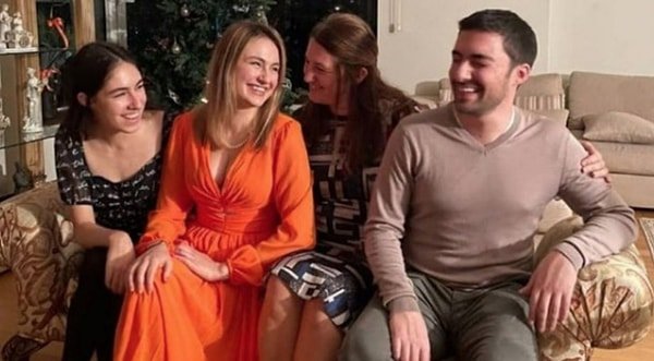 xwinxwar1's tweet photo. Bu da aynı kaşarın başka bir paylaşımı  Münevverin kanının bulunduğu kanepede ailecek fotoğraf çekinmişlerdi yani böyle kansız bir aileden bahsediyoruz o kızın azabı ömür boyu üzerinizde olsun umarım bu dünya veya öbür dünyada yakanızdan düşmez https://t.co/hd3PWIviJJ