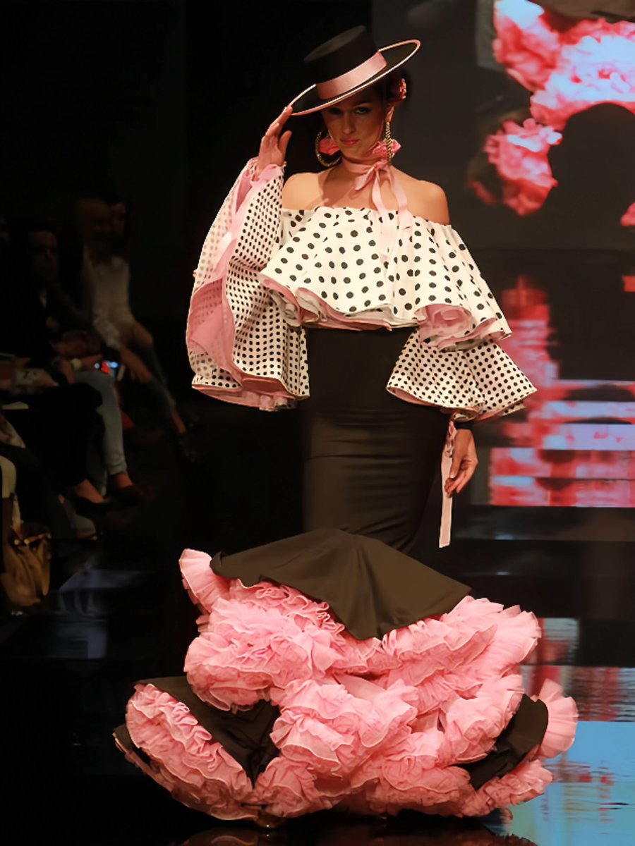 _ArchiveFashion's tweet photo. Andrew Pocrid's "La Vie en Rose" collection at SIMOF 2016. https://t.co/CP7YPKRR2f