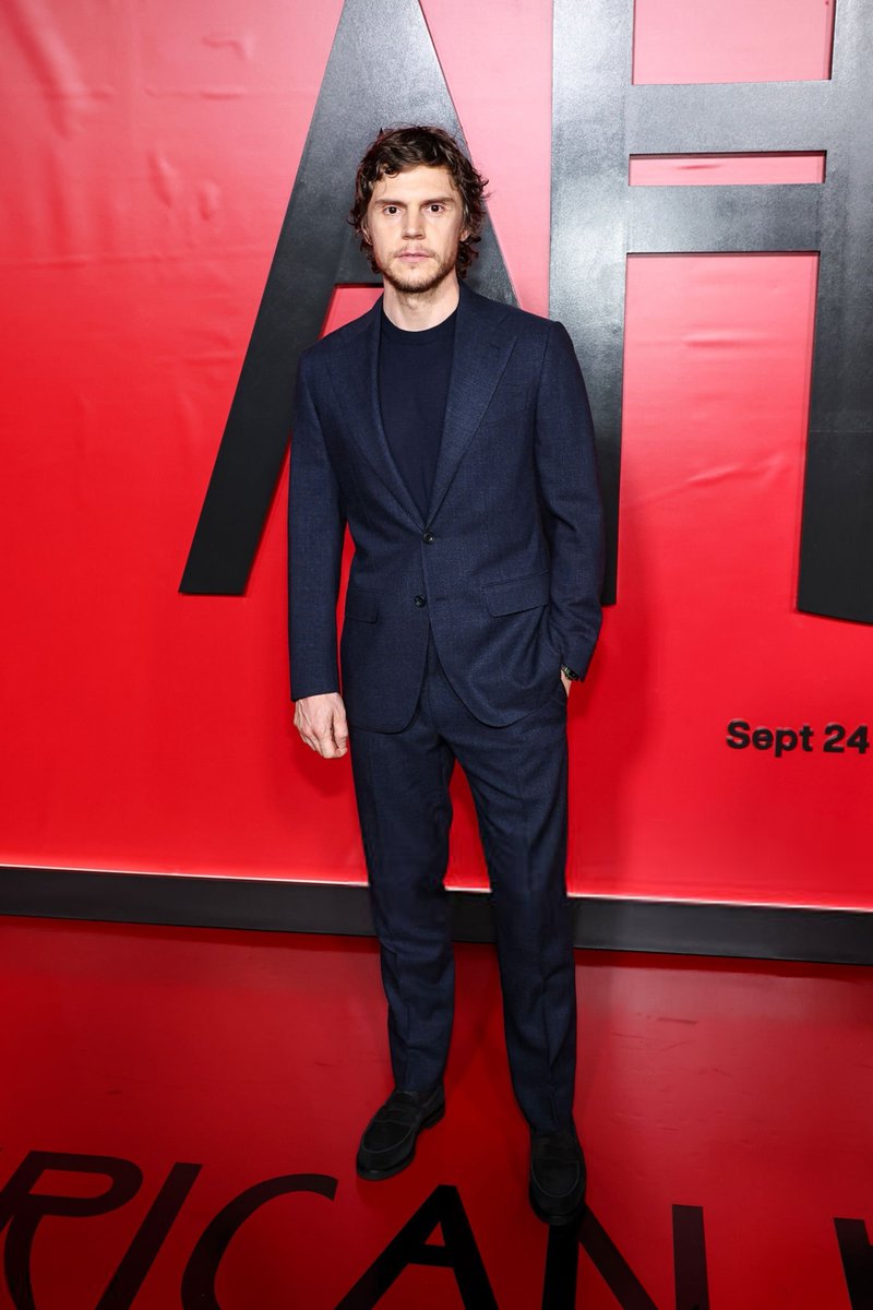 EvanPetersBR_'s tweet photo. ANIMADO 😃

Evan Peters na premiere de #AHS13 https://t.co/vqzEYfiUfk