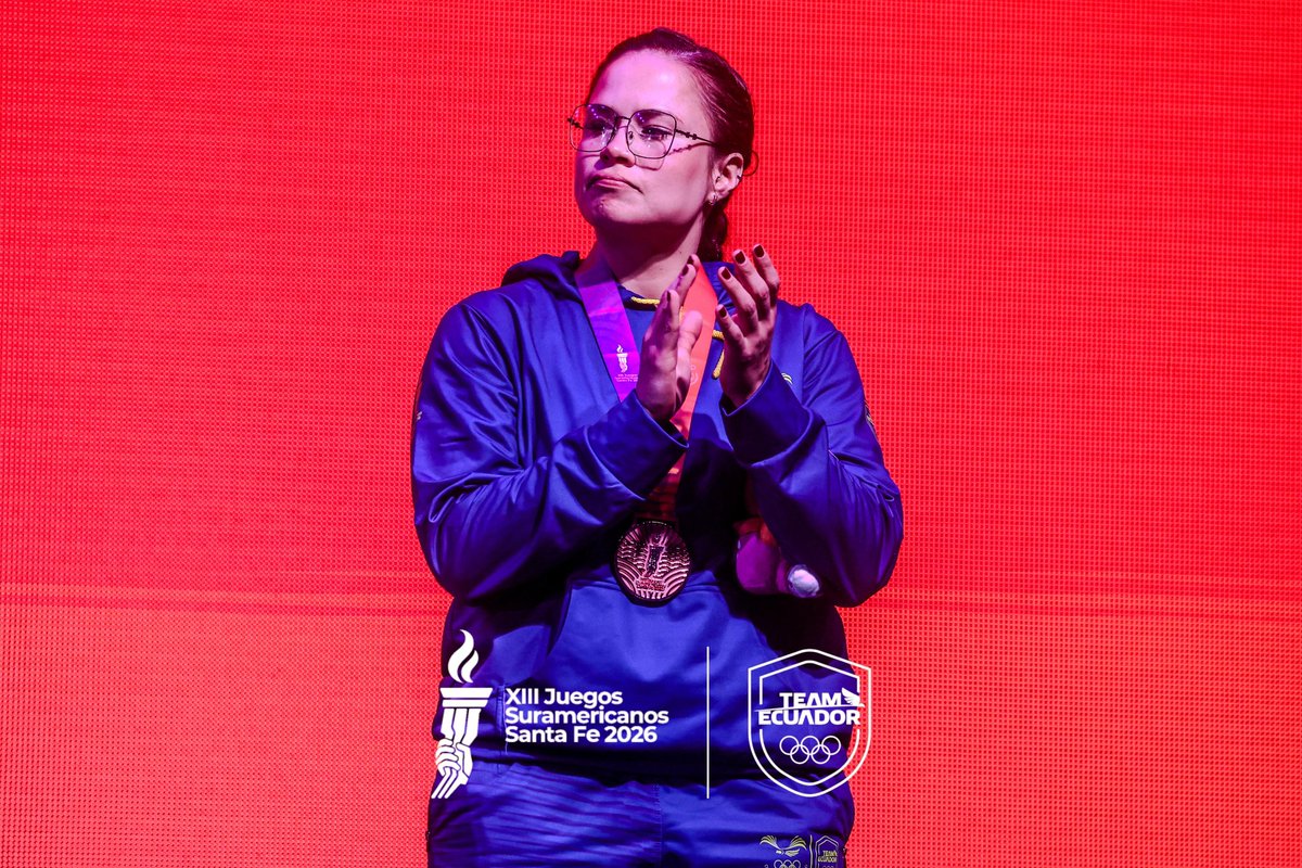 TeamEcuador_Oly's tweet photo. 🥉🥋🇪🇨 𝗘𝗟 𝗕𝗥𝗢𝗡𝗖𝗘 𝗤𝗨𝗘 𝗦𝗘 𝗟𝗟𝗘𝗩𝗔 𝗩𝗔𝗟𝗘𝗥𝗜𝗔 𝗘𝗖𝗛𝗘𝗩𝗘𝗥

La ecuatoriana recibió su medalla de bronce en el kumite femenino +68 kg, luego de vencer a la peruana Gianella Lozano en el combate por el tercer lugar. 🇪🇨🥉👏 https://t.co/sTzvQO6LiP